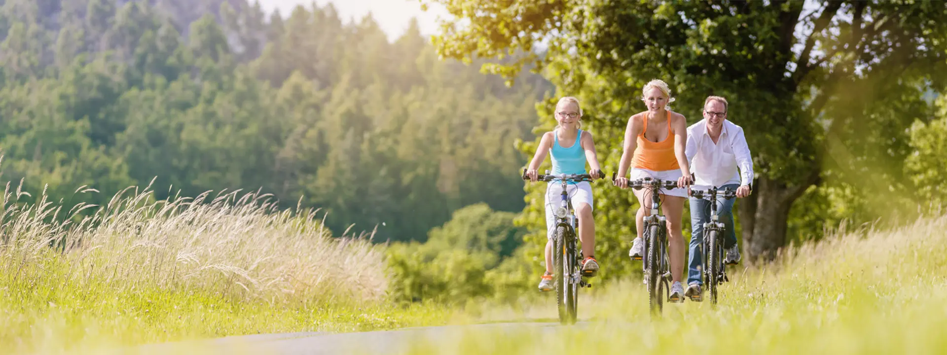 Familie bei einer Radtour durch die Natur als Symbolbild für Radfahren und Ausflüge rund um Schloß Roßdorf
