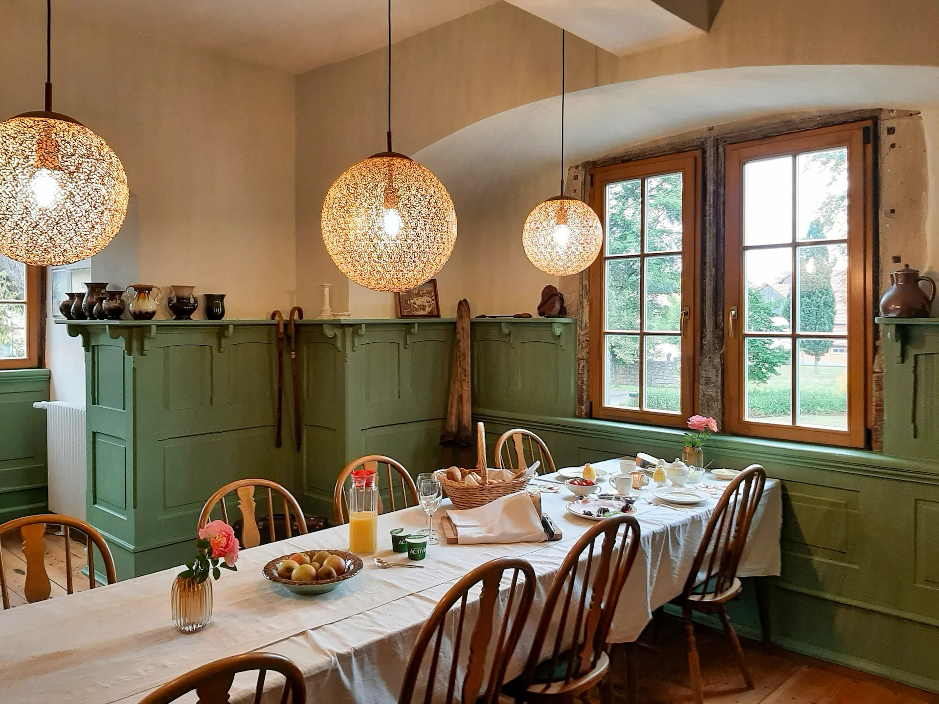 Historische Bibliothek im Schloß Roßdorf mit großem Tisch und Sitzplätzen für Konferenzen, Seminare und Besprechungen