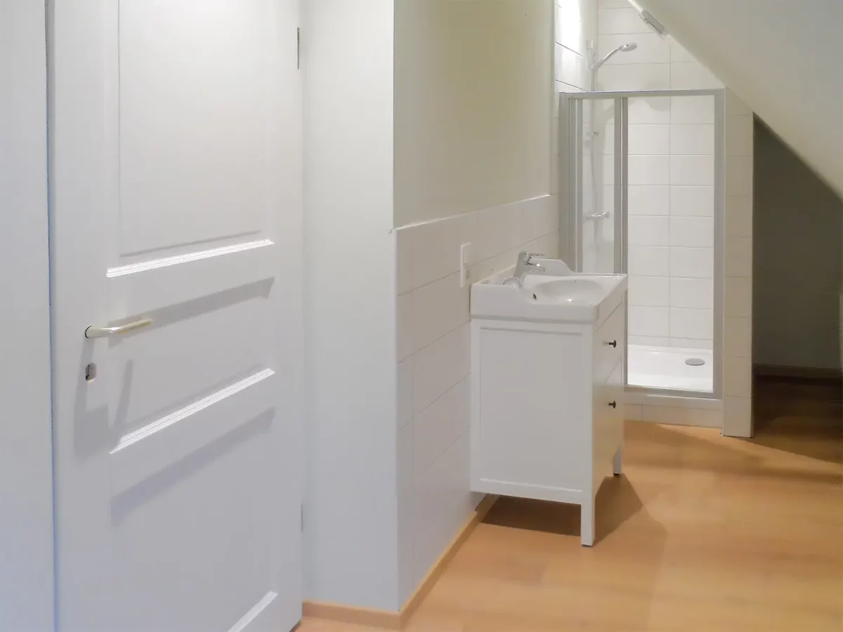 Badezimmer der Ferienwohnung von Geyso im Schloß Roßdorf mit Waschbecken, Dusche und heller moderner Ausstattung