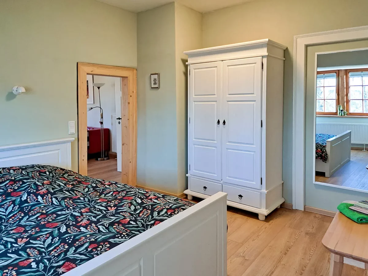 Schlafzimmer der Ferienwohnung von Geyso im Schloß Roßdorf mit Doppelbett, Kleiderschrank und heller freundlicher Einrichtung