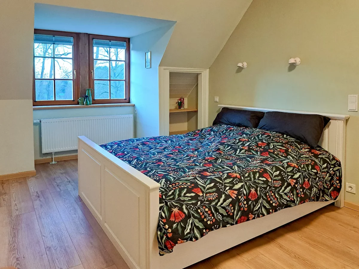 Helles Schlafzimmer der Ferienwohnung von Geyso im Schloß Roßdorf mit großem Doppelbett und Fenster