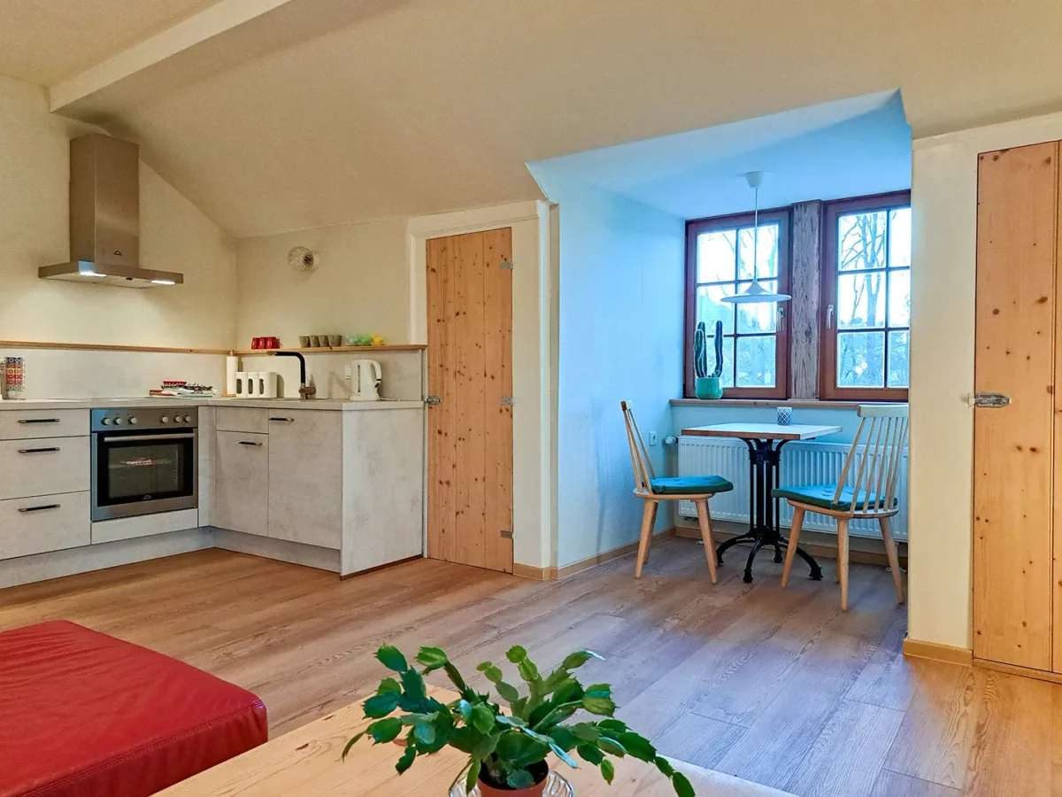 Helle Wohnküche der Ferienwohnung von Geyso im Schloß Roßdorf mit Küchenzeile, Essplatz und gemütlichem Wohnbereich