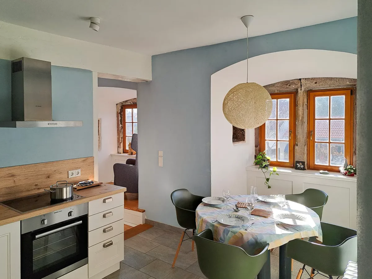 Gemütliche Küche der Ferienwohnung von Henneberg im Schloß Roßdorf mit Essplatz, moderner Küchenzeile und historischen Fenstern