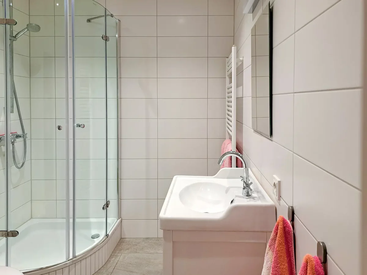 Modernes Badezimmer der Ferienwohnung von Roßdorf im Schloß Roßdorf mit Dusche, Waschbecken und heller Ausstattung