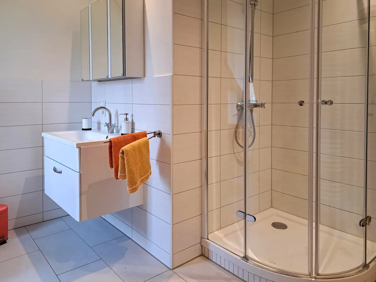 Modernes Badezimmer der Ferienwohnung von Eschwege im Schloß Roßdorf mit Waschbecken, Dusche und heller Ausstattung