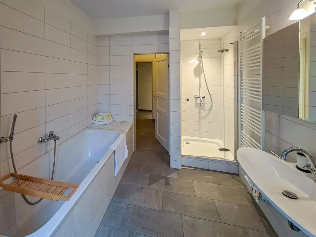 Großzügiges Badezimmer der Ferienwohnung von Henneberg im Schloß Roßdorf mit Badewanne, Dusche und Waschbecken