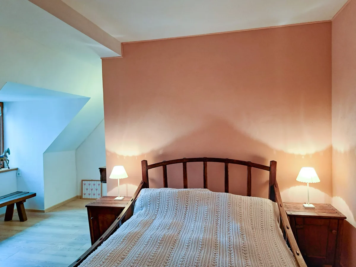 Gemütliches Schlafzimmer der Ferienwohnung von Wechmar im Schloß Roßdorf mit Doppelbett, Nachttischen und warmem Licht