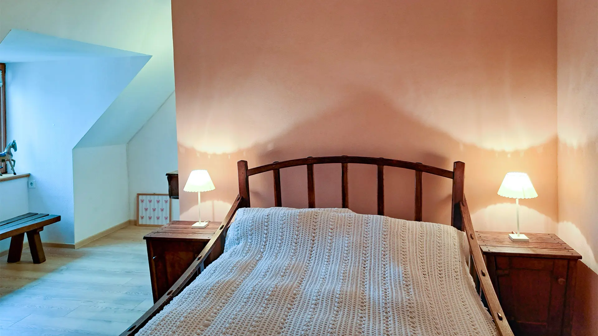 Gemütliches Schlafzimmer der Ferienwohnung von Wechmar im Schloß Roßdorf mit Doppelbett, Nachttischen und warmem Licht