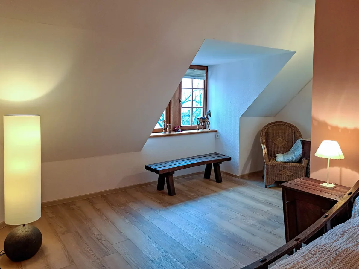 Schlafbereich der Ferienwohnung von Wechmar im Schloß Roßdorf mit Fenster, Sitzgelegenheit und gemütlicher Atmosphäre