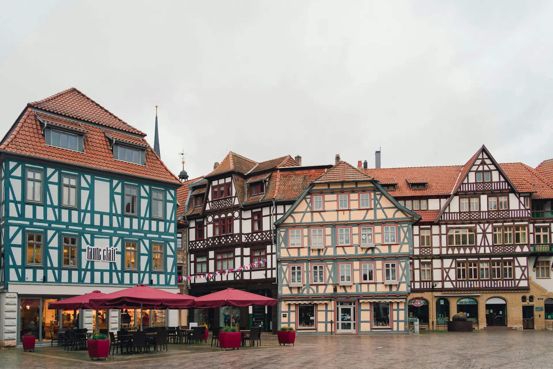 Blick auf farbenfrohe Fachwerkhäuser am Marktplatz in der historischen Altstadt von Schmalkalden