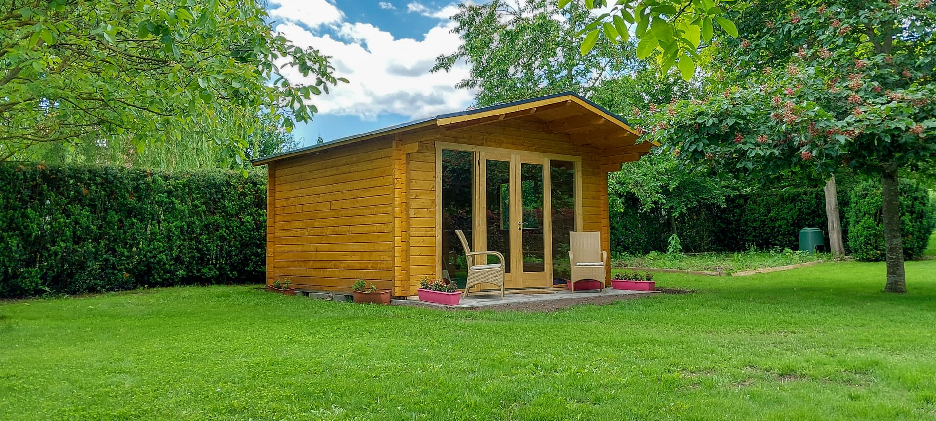Trekkinghütte am Schloß Roßdorf in der Rhön mit naturnaher Lage, Holzhaus und ruhiger Gartenumgebung