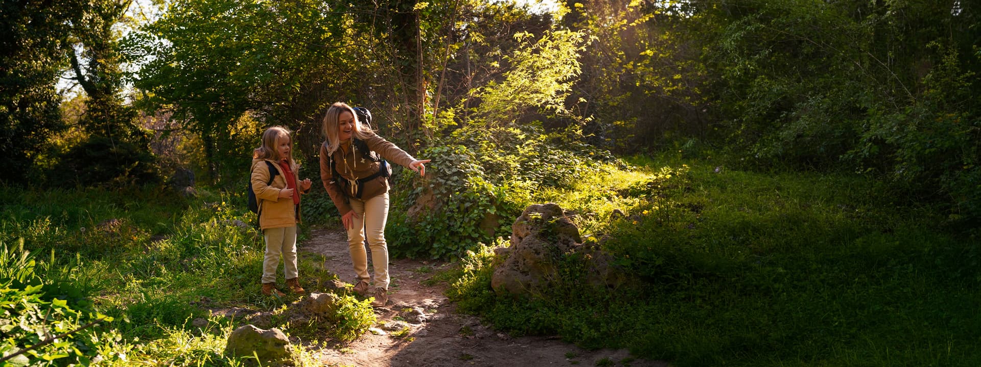 Erwachsene und Kind beim Entdecken der Natur als Symbolbild für Wandern und Naturerlebnisse rund um Schloß Roßdorf